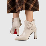 Clara csizma csattal