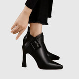 Clara csizma csattal