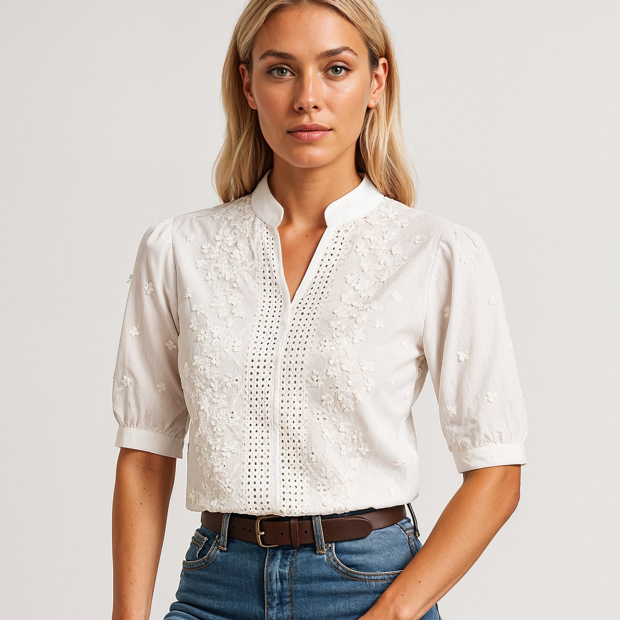 Lili Debrecen - Hímzett blúz perforált részletekkel